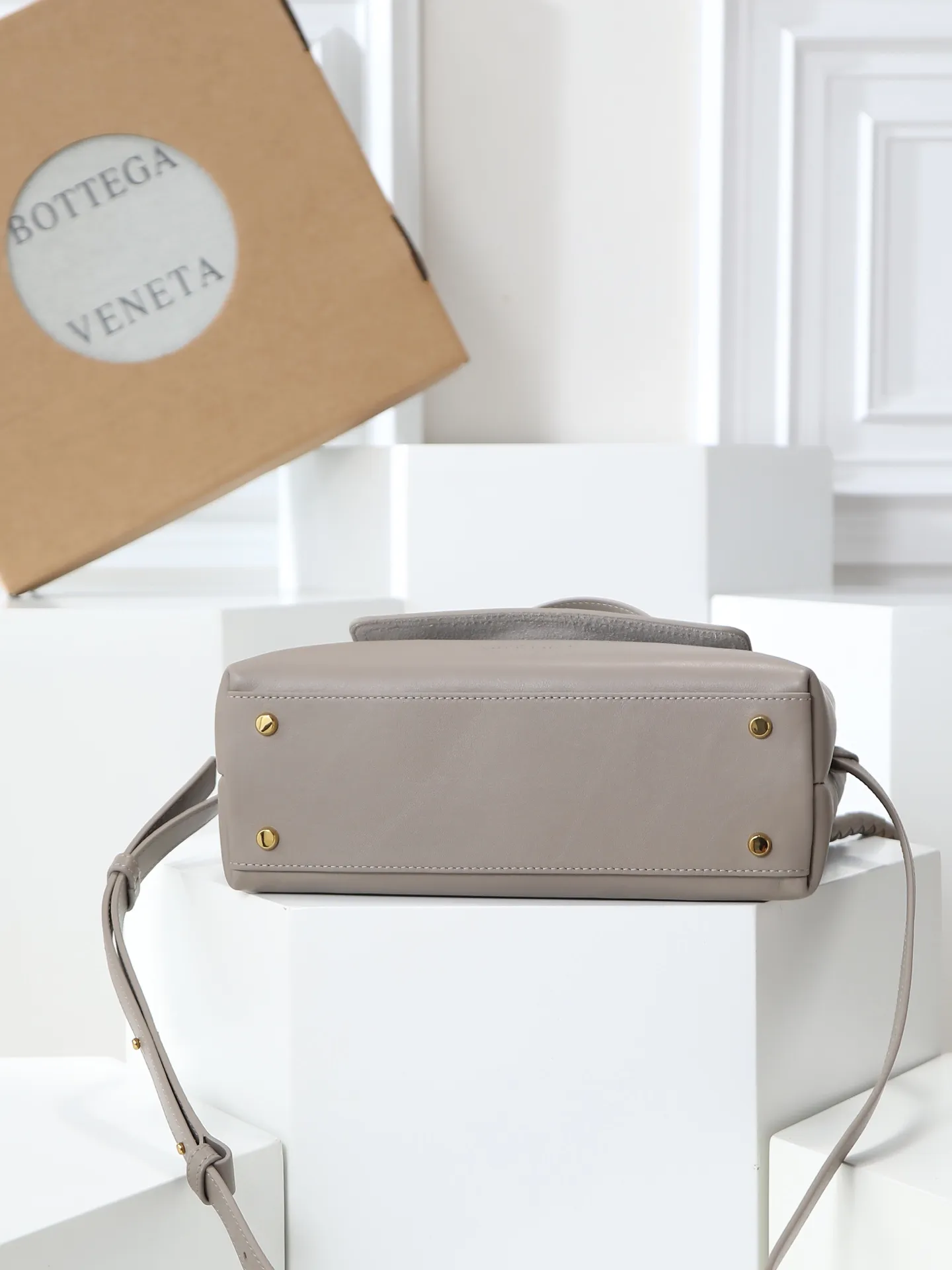 1150. Bottega Veneta's latest Ciao Ciao bag is a two-way flap handbag in silky cowhide, decorated with signature twist details, hidden hook closure, the flap can be fastened to the front, or connected to the INTRECCIATO woven internal pocket, with an adjustable and removable crossbody strap, an internal compartment, and a zippered pocket. The surprise flap has various shapes. Style 1 - Cover the bag surface, exposing the knot and knot decoration. Style 2 - Place the flap inside the bag. A buckle is also designed. Style 3 - The U-shaped position of the top handle in the hand bag. Style No.: 835835 Size: 26*19*10.5cm
